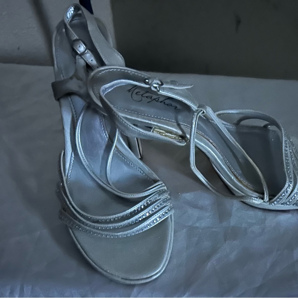High heel vintage shoes with closure at ankle and diamond design